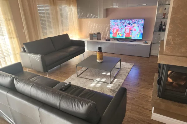 Shtepi me qera Vila Luksoze ne Tirane, 3+1, Mobilimi E mobiluar, Pagesa 2,000  Euro.