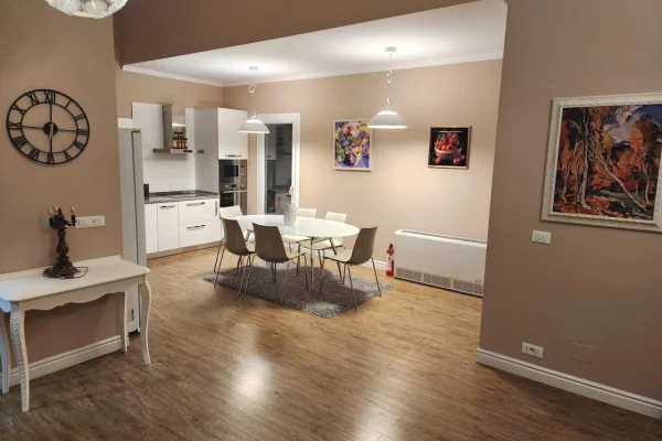 Shtepi me qera Vila Luksoze ne Tirane, 3+1, Mobilimi E mobiluar, Pagesa 2,000  Euro.