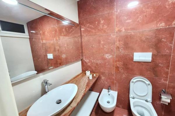 Shtepi me qera Vila Luksoze ne Tirane, 3+1, Mobilimi E mobiluar, Pagesa 2,000  Euro.