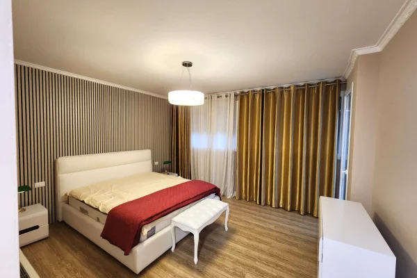Shtepi me qera Vila Luksoze ne Tirane, 3+1, Mobilimi E mobiluar, Pagesa 2,000  Euro.