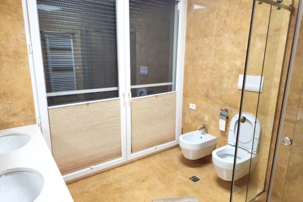 Shtepi me qera Vila Luksoze ne Tirane, 3+1, Mobilimi E mobiluar, Pagesa 2,000  Euro.