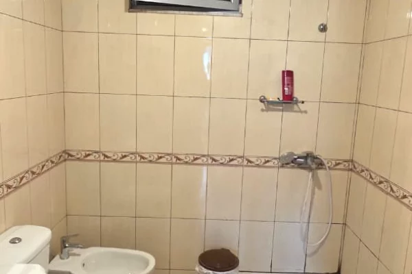 Shtepi me qera Apartament ne Tirane, 2+1, Mobilimi E mobiluar, Pagesa 50,000  Leke.