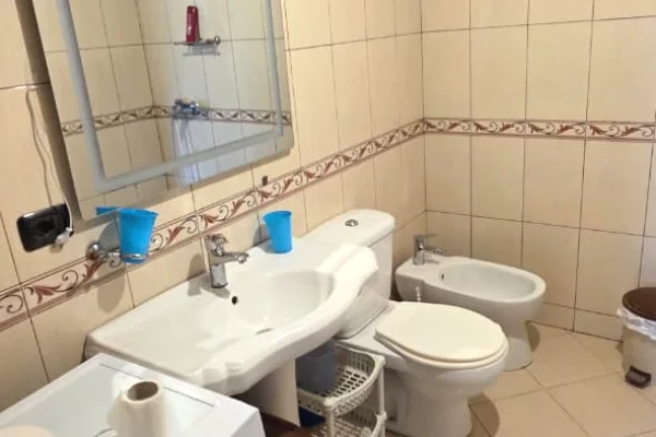 Shtepi me qera Apartament ne Tirane, 2+1, Mobilimi E mobiluar, Pagesa 50,000  Leke.