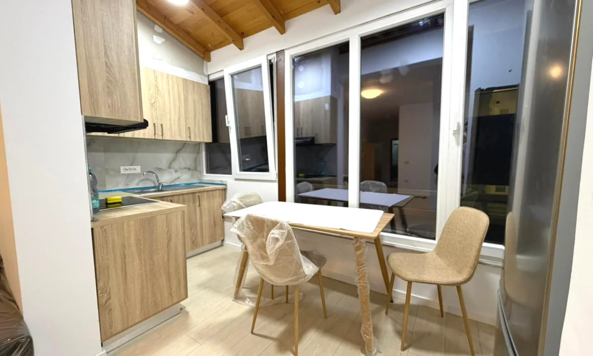 Shtepi me qera Apartament ne Tirane, 1+1, Mobilimi E mobiluar, Pagesa 40,000  Leke.