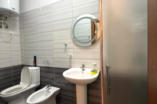 Shtepi me qera Apartament ne Tirane, 1+1, Mobilimi E mobiluar, Pagesa 40,000  Leke.
