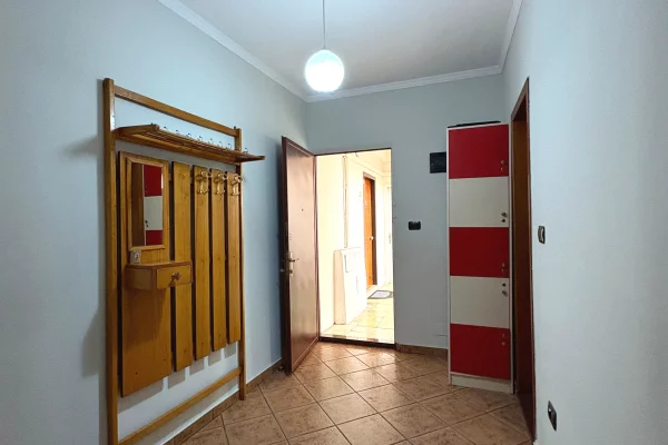 Shtepi me qera Apartament ne Tirane, 1+1, Mobilimi Pjeserisht e mobiluar, Pagesa 45,000  Leke.