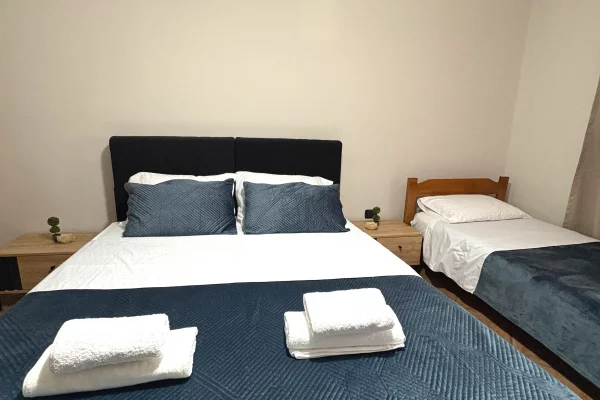 Shtepi me qera Apartament ne Tirane, 1+1, Mobilimi Pjeserisht e mobiluar, Pagesa 45,000  Leke.