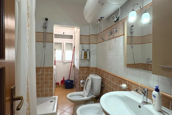 Shtepi me qera Apartament ne Tirane, 1+1, Mobilimi Pjeserisht e mobiluar, Pagesa 45,000  Leke.
