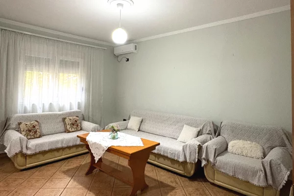 Shtepi me qera Apartament ne Tirane, 1+1, Mobilimi Pjeserisht e mobiluar, Pagesa 45,000  Leke.