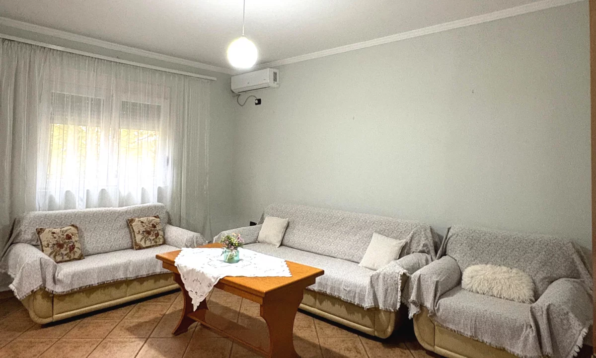 Shtepi me qera Apartament ne Tirane, 1+1, Mobilimi Pjeserisht e mobiluar, Pagesa 45,000  Leke.