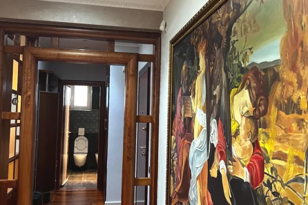 Shtepi me qera Apartament ne Tirane, 3+1, Mobilimi E mobiluar, Pagesa 2,000  Euro.