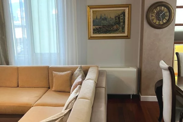 Shtepi me qera Apartament ne Tirane, 3+1, Mobilimi E mobiluar, Pagesa 2,000  Euro.