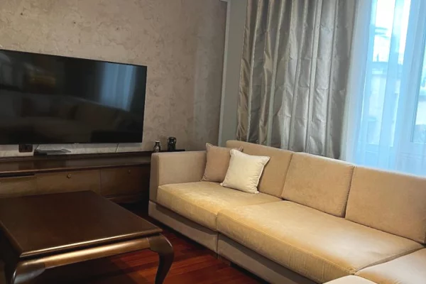Shtepi me qera Apartament ne Tirane, 3+1, Mobilimi E mobiluar, Pagesa 2,000  Euro.