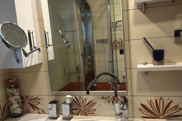 Shtepi me qera Apartament ne Tirane, 3+1, Mobilimi E mobiluar, Pagesa 2,000  Euro.