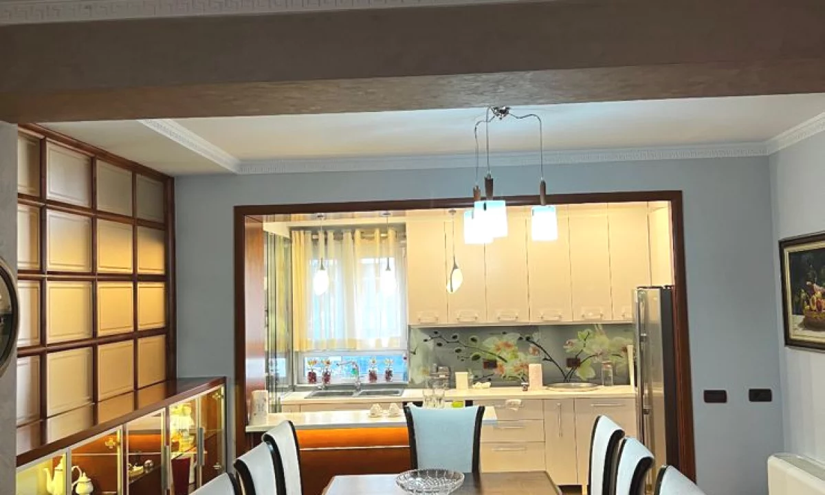 Shtepi me qera Apartament ne Tirane, 3+1, Mobilimi E mobiluar, Pagesa 2,000  Euro.