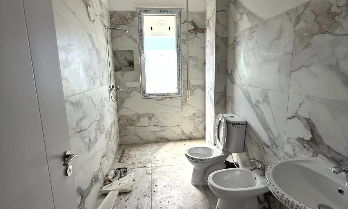 Shtepi ne shitje Apartament ne Tirane, 2+1, Mobilimi Bosh, pa mobiluar, Pagesa 121,500  Euro.