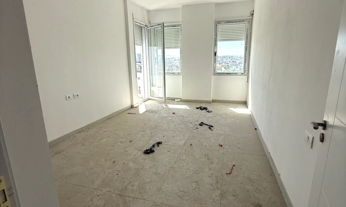 Shtepi ne shitje Apartament ne Tirane, 2+1, Mobilimi Bosh, pa mobiluar, Pagesa 121,500  Euro.