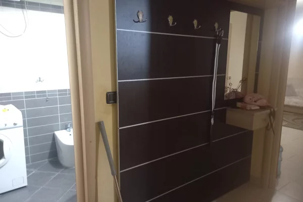 Shtepi me qera Papafingo(kati i catise) ne Tirane, 2+1, Mobilimi E mobiluar, Pagesa 650  Euro.