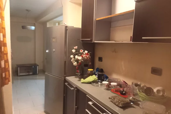 Shtepi me qera Papafingo(kati i catise) ne Tirane, 2+1, Mobilimi E mobiluar, Pagesa 650  Euro.