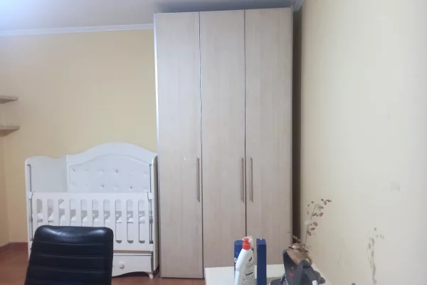 Shtepi me qera Papafingo(kati i catise) ne Tirane, 2+1, Mobilimi E mobiluar, Pagesa 650  Euro.