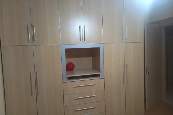 Shtepi me qera Papafingo(kati i catise) ne Tirane, 2+1, Mobilimi E mobiluar, Pagesa 650  Euro.