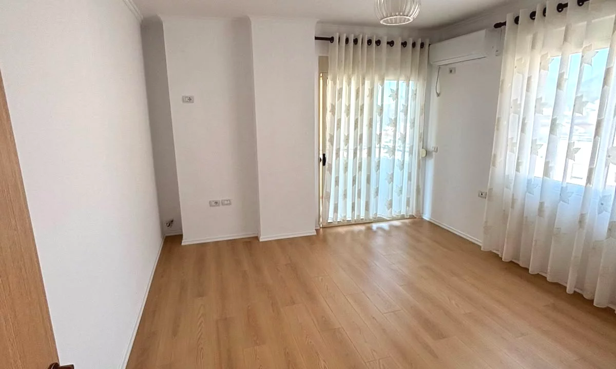 Shtepi ne shitje Apartament ne Tirane, 2+1, Mobilimi Bosh, pa mobiluar, Pagesa 135,000  Euro.