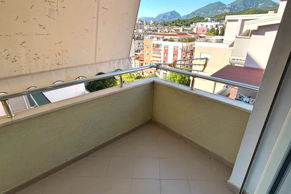 Shtepi ne shitje Apartament ne Tirane, 2+1, Mobilimi Bosh, pa mobiluar, Pagesa 135,000  Euro.
