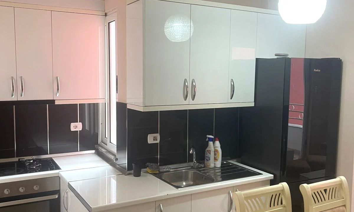 Shtepi ne shitje Apartament ne Tirane, 1+1, Mobilimi E mobiluar, Pagesa 130,000  Euro.