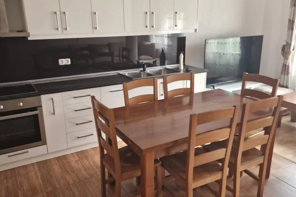 Jepet me qera apartament 2+1 ne 5 Maj