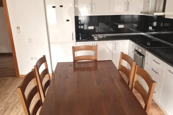 Shtepi me qera Apartament ne Tirane, 2+1, Mobilimi E mobiluar, Pagesa 530  Euro.