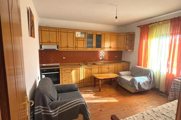 Shtepi me qera Apartament ne Tirane, 2+1, Mobilimi E mobiluar, Pagesa 38,000  Leke.