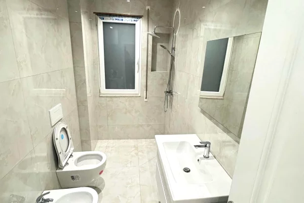 Shtepi me qera Apartament ne Tirane, 2+1, Mobilimi E mobiluar, Pagesa 45,000  Leke.