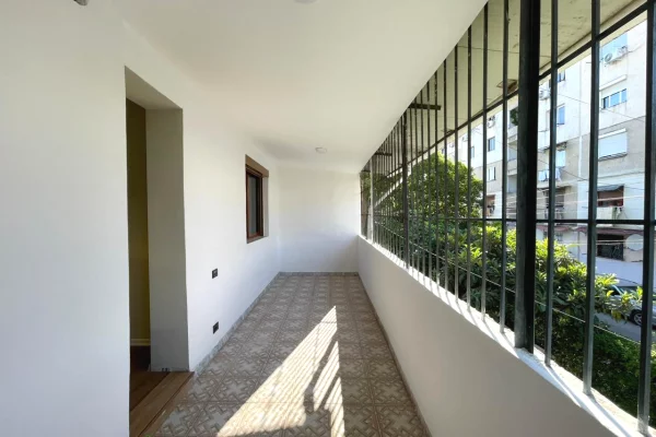 Shtepi ne shitje Apartament ne Tirane, 2+1, Mobilimi E mobiluar, Pagesa 145,000  Euro.