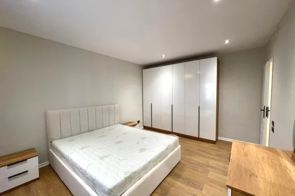 Shtepi ne shitje Apartament ne Tirane, 2+1, Mobilimi E mobiluar, Pagesa 145,000  Euro.