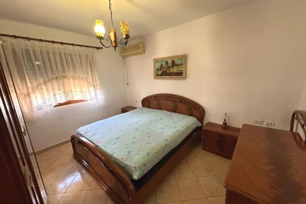 Shtepi me qera Apartament ne Tirane, 2+1, Mobilimi E mobiluar, Pagesa 50,000  Leke.