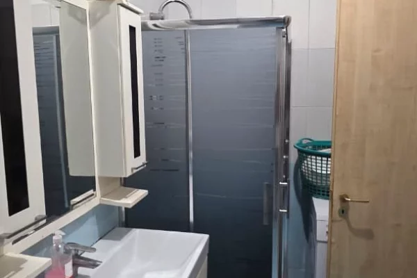 Shtepi me qera Apartament ne Tirane, 2+1, Mobilimi E mobiluar, Pagesa 50,000  Leke.