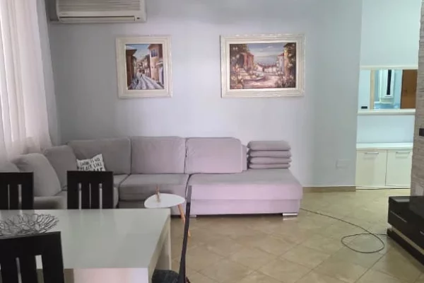 Shtepi me qera Apartament ne Tirane, 2+1, Mobilimi E mobiluar, Pagesa 50,000  Leke.