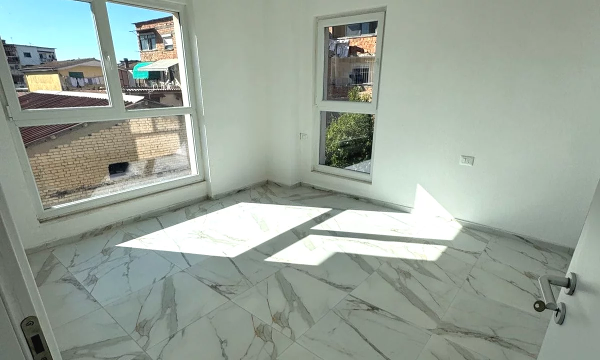 Shtepi me qera Apartament ne Tirane, 1+1, Mobilimi Pjeserisht e mobiluar, Pagesa 40,000  Leke.