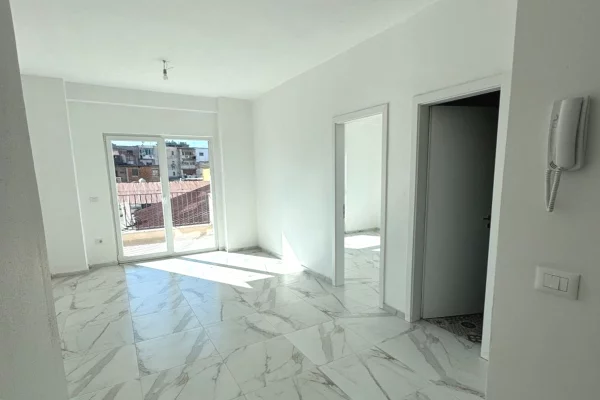 Shtepi me qera Apartament ne Tirane, 1+1, Mobilimi Pjeserisht e mobiluar, Pagesa 40,000  Leke.