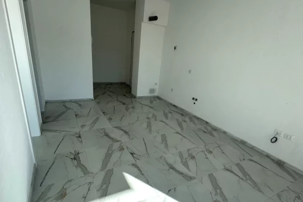 Shtepi me qera Apartament ne Tirane, 1+1, Mobilimi Pjeserisht e mobiluar, Pagesa 40,000  Leke.