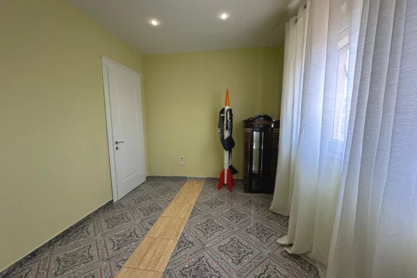 Shtepi me qera Shtepi Private ne Tirane, 3+1, Mobilimi E mobiluar, Pagesa 850  Euro.