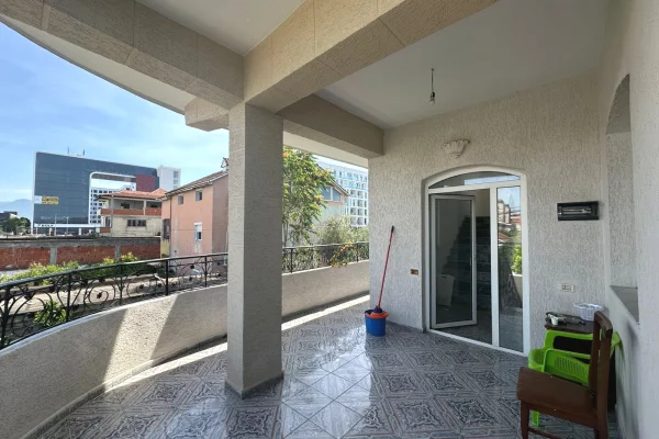 Shtepi me qera Shtepi Private ne Tirane, 3+1, Mobilimi E mobiluar, Pagesa 850  Euro.