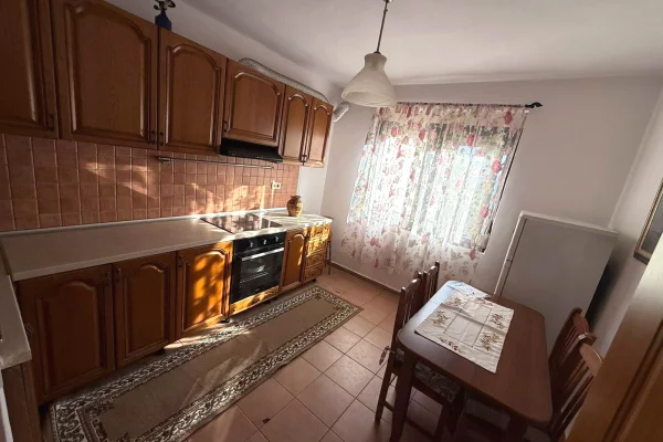 Shtepi me qera Apartament ne Tirane, 2+1, Mobilimi E mobiluar, Pagesa 50,000  Leke.