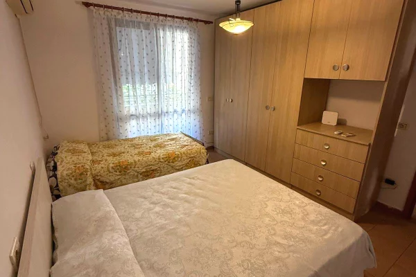 Shtepi me qera Apartament ne Tirane, 2+1, Mobilimi E mobiluar, Pagesa 50,000  Leke.