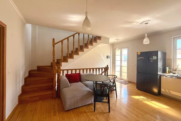 Shtepi me qera Duplex(shtepi me 2 kate) ne Tirane, 2+1, Mobilimi E mobiluar, Pagesa 800  Euro.
