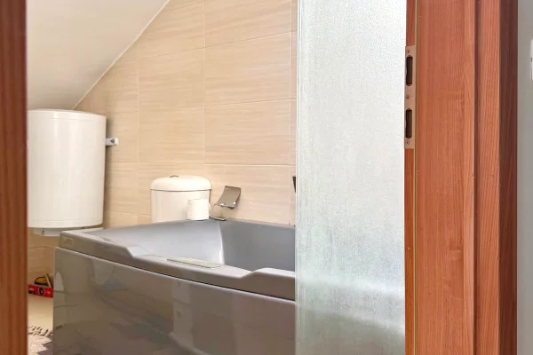 Shtepi me qera Duplex(shtepi me 2 kate) ne Tirane, 2+1, Mobilimi E mobiluar, Pagesa 800  Euro.