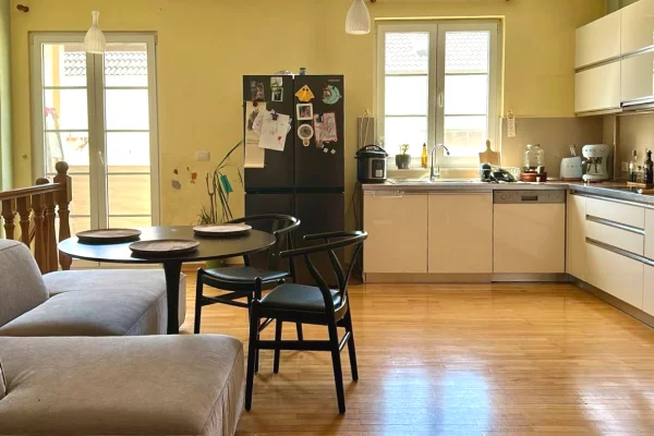 Shtepi me qera Duplex(shtepi me 2 kate) ne Tirane, 2+1, Mobilimi E mobiluar, Pagesa 800  Euro.