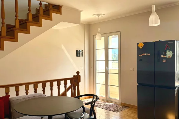 Shtepi me qera Duplex(shtepi me 2 kate) ne Tirane, 2+1, Mobilimi E mobiluar, Pagesa 800  Euro.