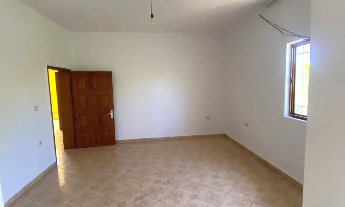 Shtepi me qera Shtepi Private ne Tirane, 1+1, Mobilimi Bosh, pa mobiluar, Pagesa 18,000  Leke.