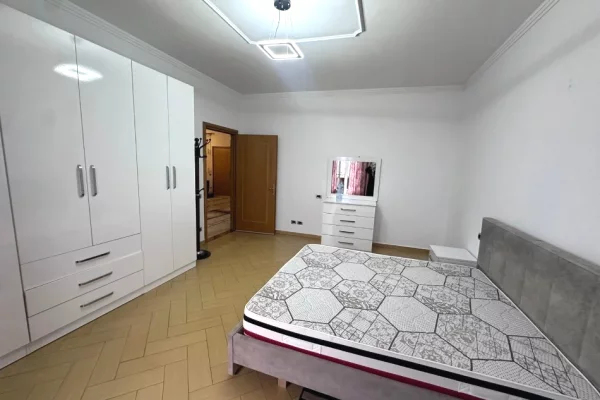 Shtepi me qera Apartament ne Tirane, 2+1, Mobilimi E mobiluar, Pagesa 40,000  Leke.